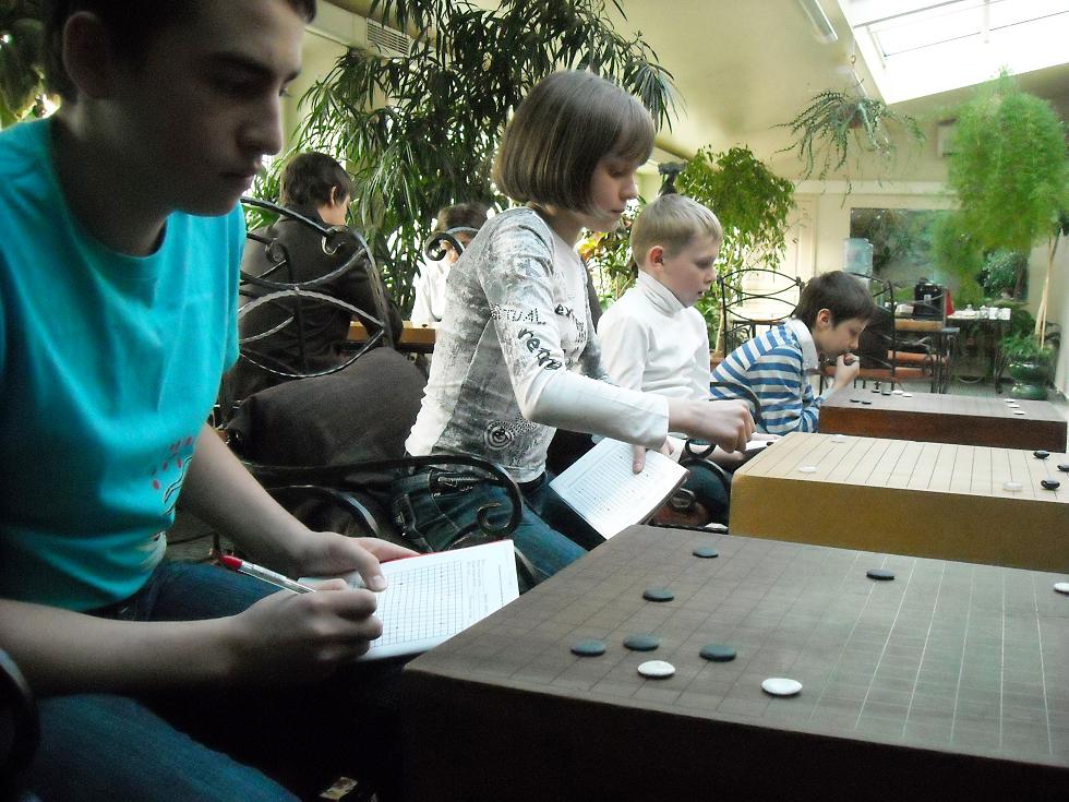 Children play Go game in Moscow