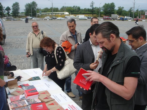 Guests look through the books of Russian Go and Strategy School