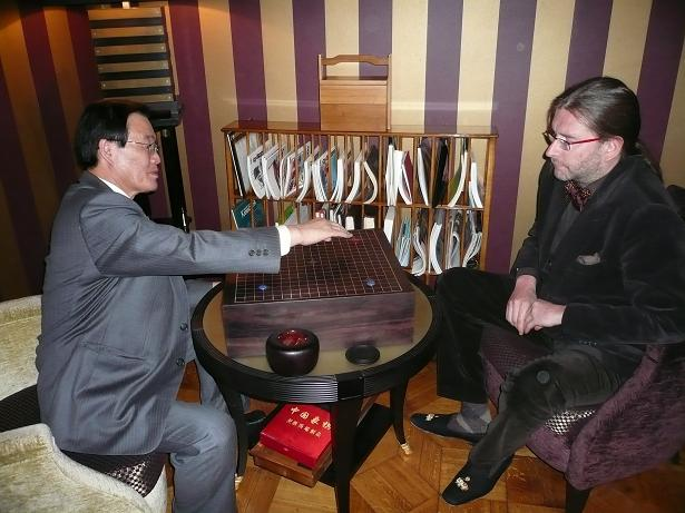 Poong Jho Chun and Efim Ostrovsky playing in The Go&Strategy Club